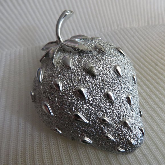 Sarah Coventry Silver-tone Strawberry Brooch - Picture 6 of 8